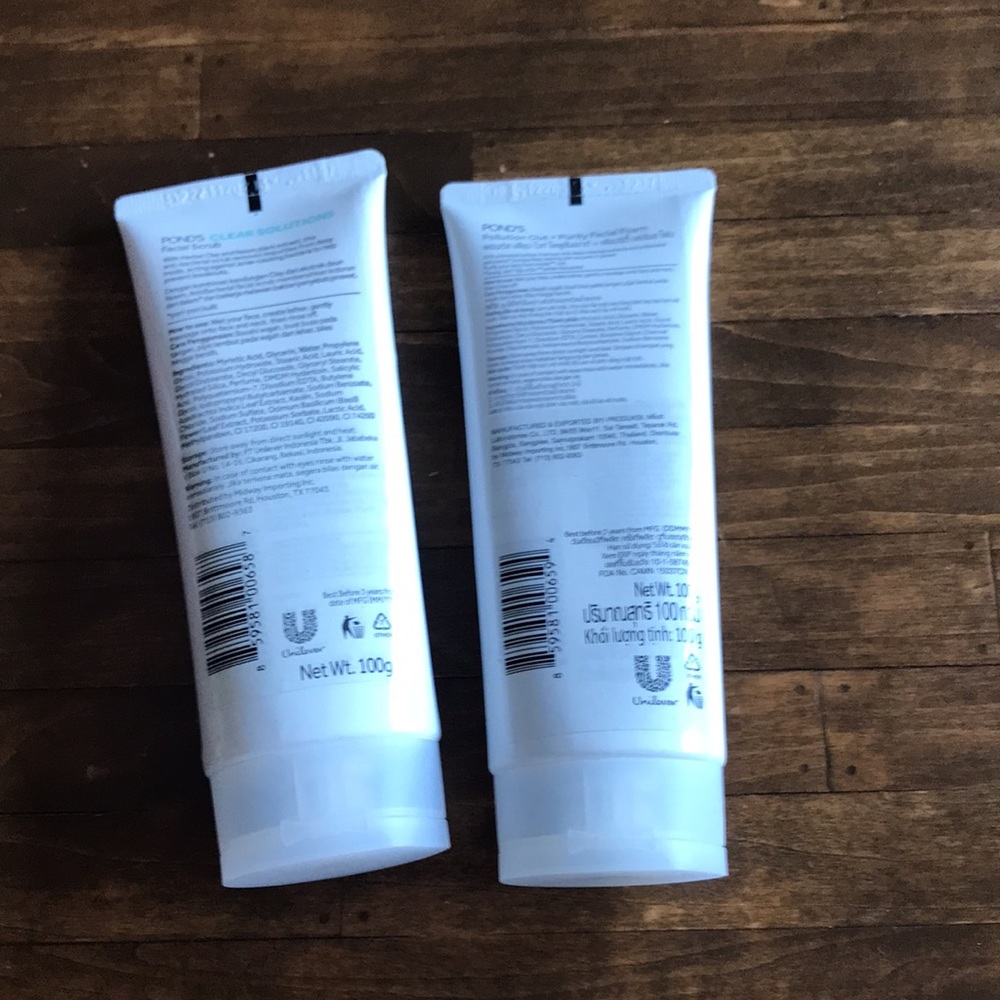 Ponds facial foam and facial scrub bundle - Picture 2 of 3